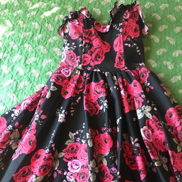 Pinup Couture Bela Strapless Bustier Swing Dress in Red Roses Sateen - Picture 5 of 11